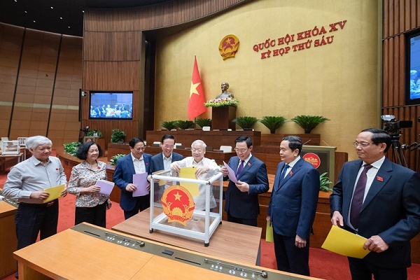 Tổng Bí thư Nguyễn Phú Trọng và các đồng chí lãnh đạo Đảng, Nhà nước bỏ phiếu tín nhiệm tại Kỳ họp thứ 6, Quốc hội khóa XV.