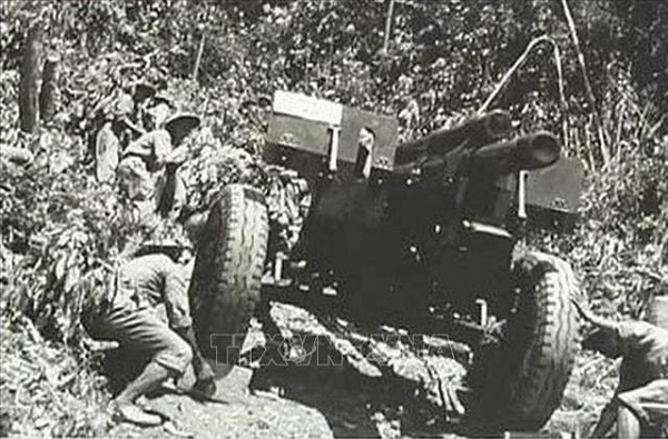 Bộ đội ta kéo pháo qua các đèo dốc ghềnh đến vị trí chờ ngày nổ súng, 1954. 