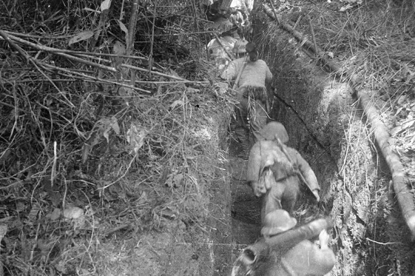 Lực lượng xung kích theo đường hào tiến sát các vị trí của địch trên đồi Him Lam và tiêu diệt cứ điểm quan trọng này ngay trong ngày mở màn chiến dịch 13/3/1954. Ảnh: Tư liệu/TTXVN