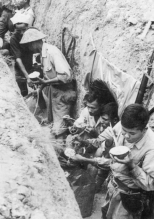 Bộ đội ta ăn cơm dưới chiến hào trong chiến dịch Điện Biên Phủ 1954. Ảnh: Tư liệu/TTXVN