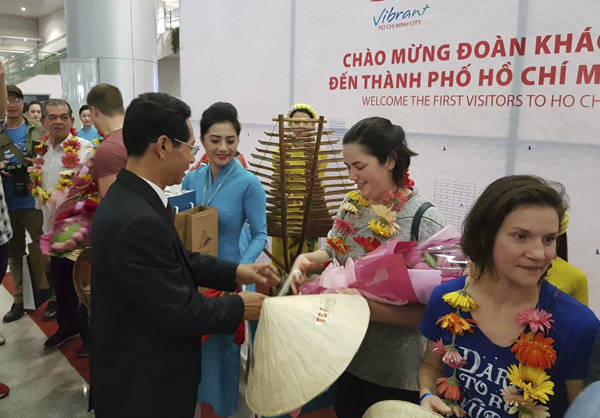 Các hành khách được lãnh đạo Sở du lịch và Vietnam Airlines chào đón nồng nhiệt tại sân bay Tân Sơn Nhất.