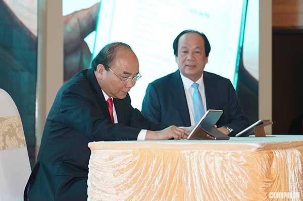 Thủ tướng Nguyễn Xuân Phúc ký ban hành văn bản trên hệ thống quản lý văn bản điện tử. Ảnh VGP.
