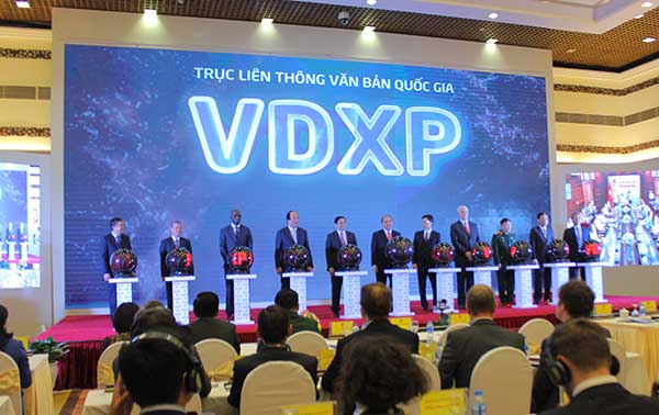 Thủ tướng Nguyễn Xuân Phúc cùng lãnh đạo Bộ ngành ấn nút khai trương Trục liên thông văn bản quốc gia.