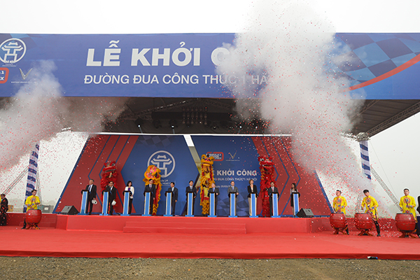 Chủ tịch UBND TP Hà Nội cùng đại diện các đơn vị ấn nút khởi công đường đua F1 Hà Nội.