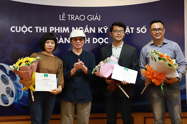 Các cá nhân lên nhận giải thưởng và chụp hình kỉ niệm với đạo diễn Đặng Nhật Minh.