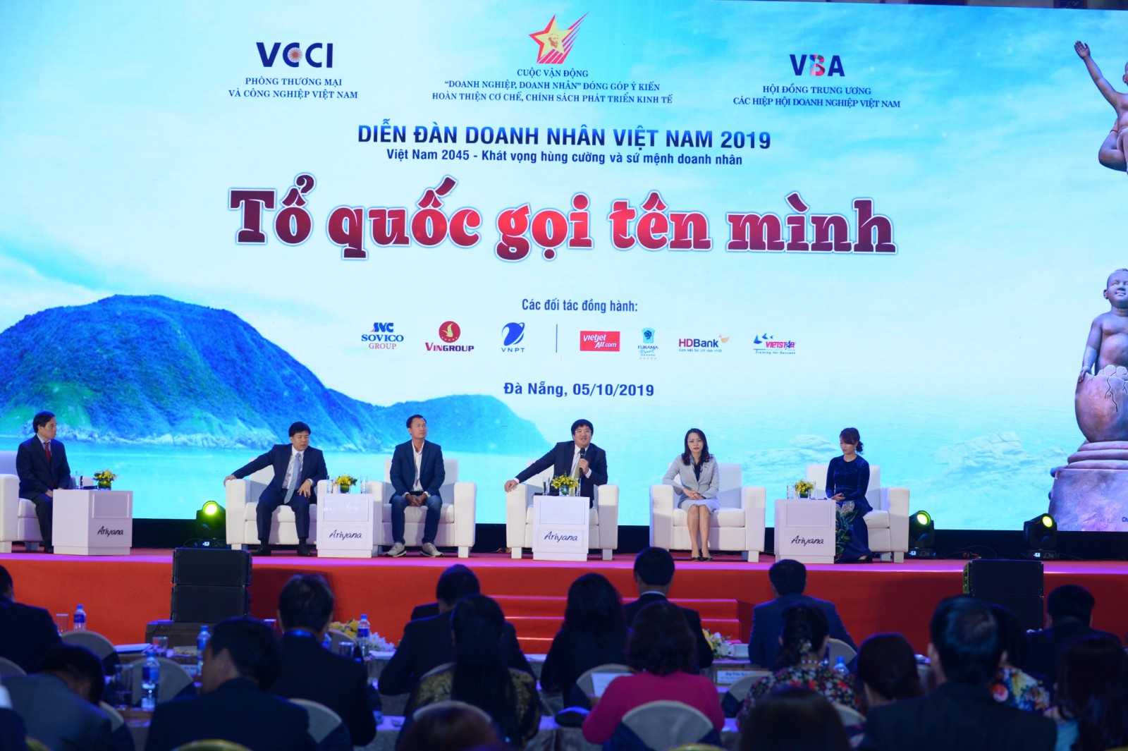 Phiên đối thoại với chủ đề: Làm gì để Tinh thần Việt Nam trở thành sức mạnh thần kỳ trong khởi nghiệp và phát triển bền vững? Hành động của doanh nghiệp và kiến nghiệ của doanh nghiệp, doanh nhân với Đảng và Nhà nước.