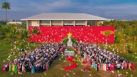 Hơn 1000 doanh nhân từ ba miền đất nước chào cờ dưới tượng đài Mẹ Việt Nam tại Đà Nẵng