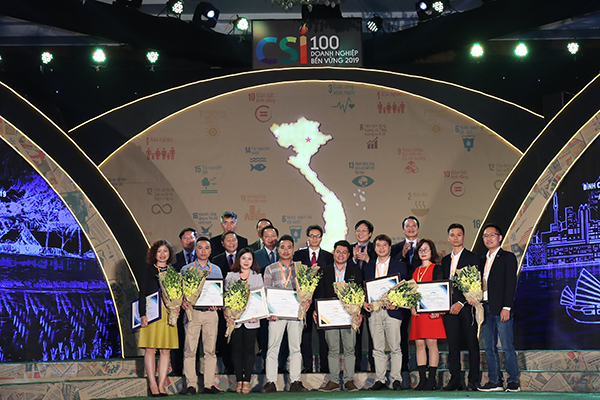 Nhóm các tác giả đạt giải thưởng báo chí viết về doanh nghiệp bền vững năm 2019.