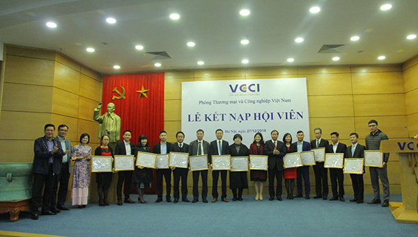 Các doanh nghiệp lên nhận giấy chứng nhận hội viên VCCI.