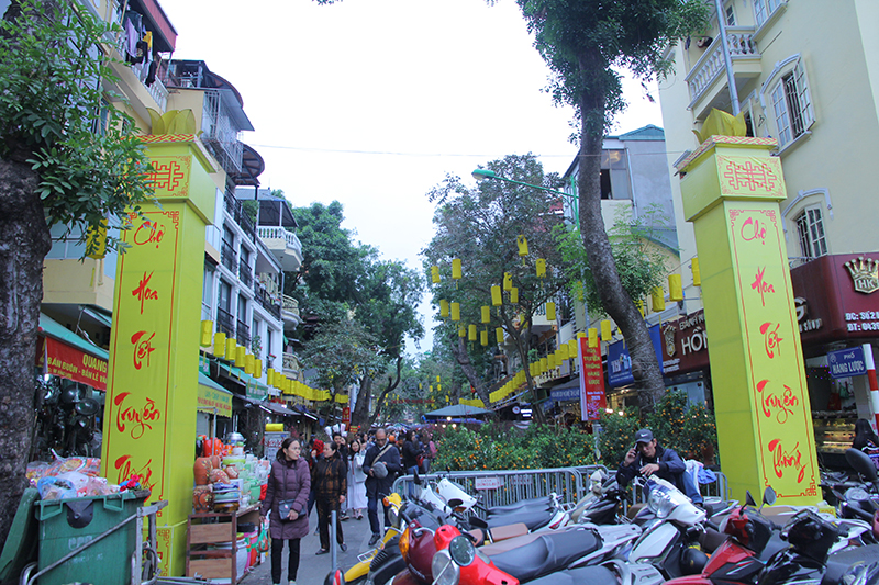 Chợ hoa Xuân năm 2020 trên khu vực phố cổ thuộc quận Hoàn Kiếm được mở từ ngày 9/1 – 24/1 (tức từ ngày 15 - 30 tháng Chạp năm Canh Tý). 
