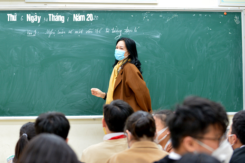 Lớp 9A, cô giáo Lê Thu Hiền vẫn đeo khẩu trang lúc giảng bài Vấn đề đeo khẩu trang không ảnh hưởng đến chất lượng bài giảng và vấn đề học tập