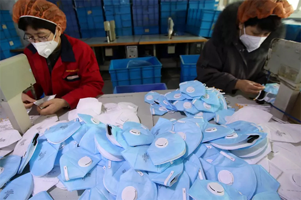 Hai công nhân đang sản xuất khẩu trang tại Hàm Đan, Trung Quốc.
