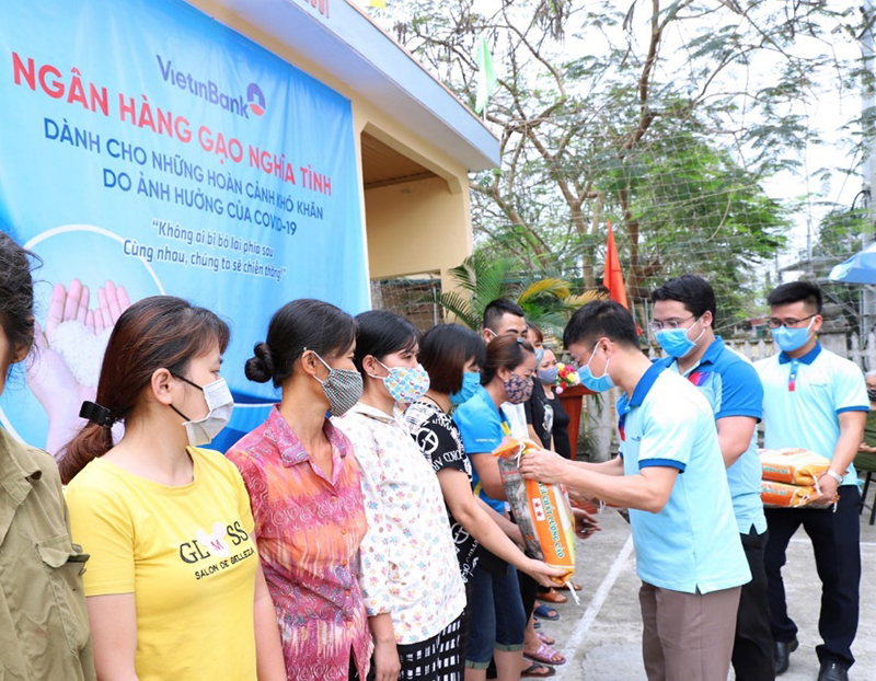Mỗi cá nhân khi đến “Ngân hàng gạo nghĩa tình” của VietinBank sẽ được nhận một túi gạo 05 kg