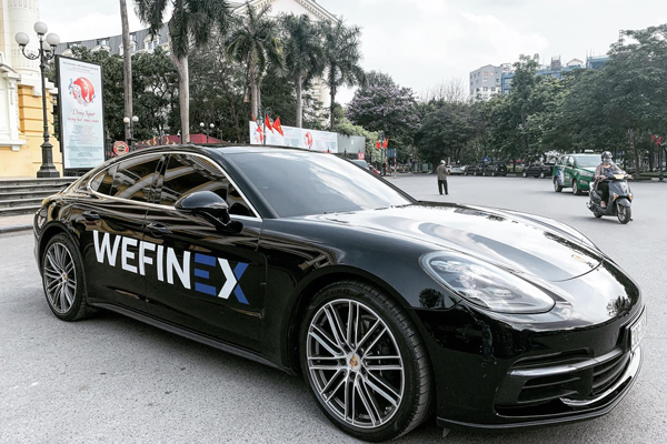 Wefinex sử dụng những chiếc xe sang để quảng bá lợi nhuận.