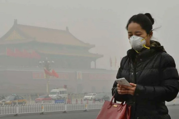 Người dân luôn phải bịt khẩu trang khi ra đường tại Trung Quốc, luồng khói bụi mù mịt như sương mù.