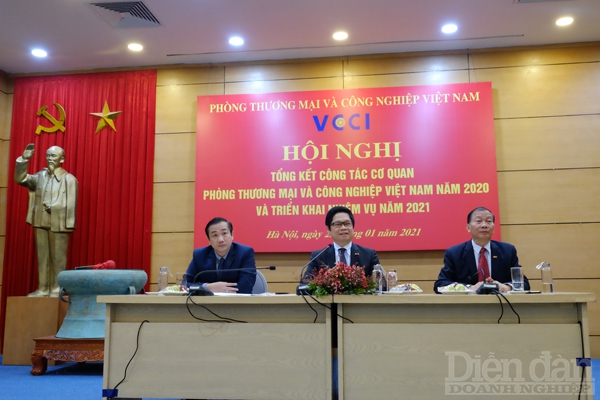 Chủ tọa Hội nghị Tổng kết năm 2020, từ phải qua: ông Hoàng Quang Phòng, TS. Vũ Tiến Lộc, ông Nguyễn Anh Đức - Chủ tịch Công đoàn VCCI.