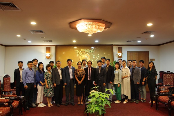 Phó Chủ tịch VCCI Hoàng Quang Phòng cùng đoàn Tạp chí Maeil Business Report và một số doanh nghiệp Hàn Quốc.