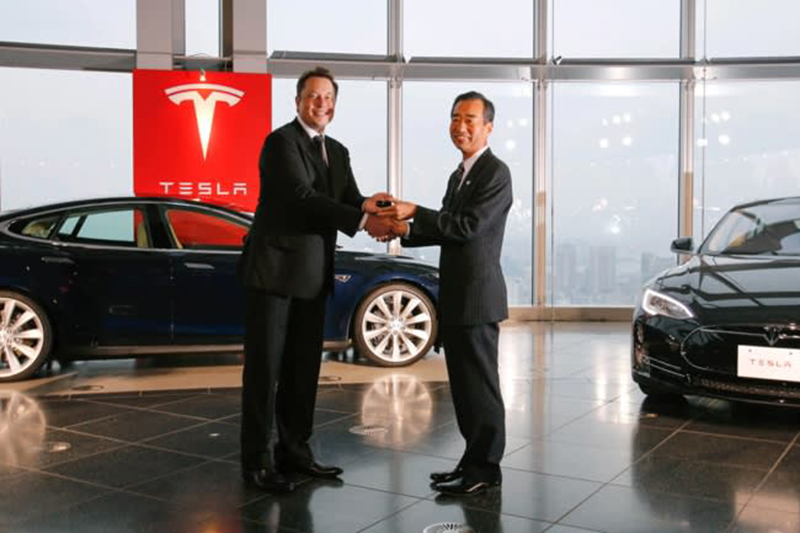 Musk với Phó chủ tịch điều hành Panasonic lúc bấy giờ là Yoshihiko Yamada vào năm 2014