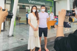 11 phút livestream của Thủy Tiên và Công Vinh trước cửa chi nhánh Vietcombank