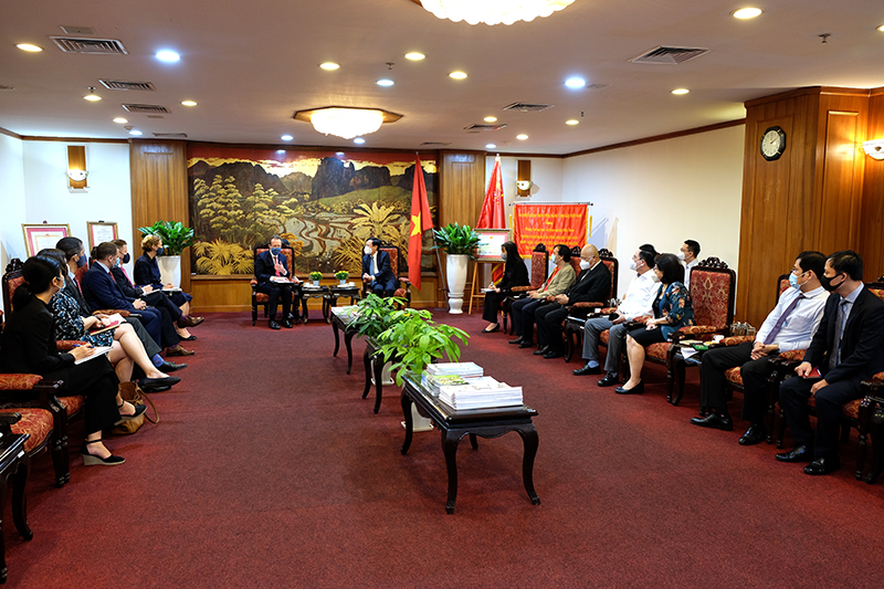 Cuộc gặp mặt có đại diện các phòng ban VCCI và các Tham tán kinh tế của Đại sứ quán Mỹ.
