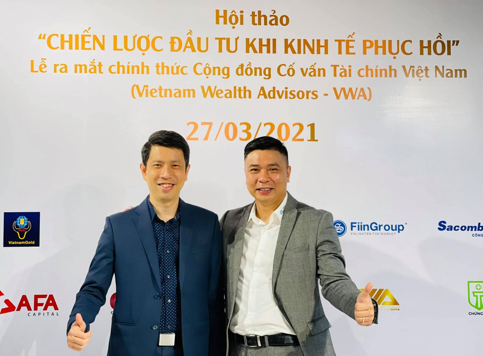 Anh Phan Lê Thành Long và anh Nguyễn Minh Tuấn trong lễ ra mắt Cộng đồng Cố vấn Tài chính Việt Nam (VWA).