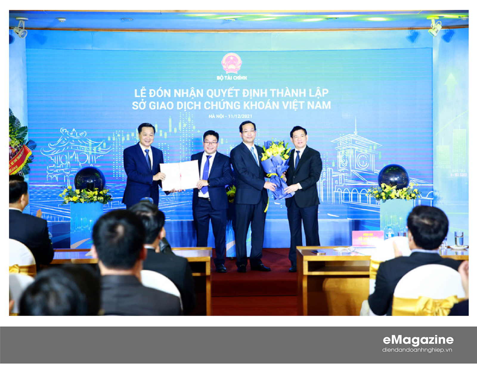 Phó Thủ tướng Lê Minh Khái trao quyết định của Thủ tướng Chính phủ thành lập và tổ chức hoạt động của Sở Giao dịch chứng khoán Việt Nam - Ảnh: VGP