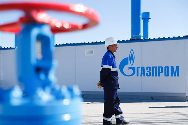 Một nhân viên Gazprom - tập đoàn khí đốt hàng đầu của Nga.
