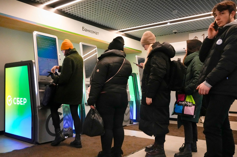 Mọi người xếp hàng để rút tiền từ máy ATM ở Sberbank ở St.Petersburg, Nga, Thứ Sáu, ngày 25 tháng 2 năm 2022. (Ảnh AP / Dmitri Lovetsky)