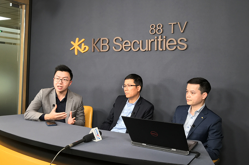 ông Lã Giang Trung - CEO Passion Investment; ông Nguyễn Xuân Bình - Giám đốc Khối Nghiên cứu KBSV