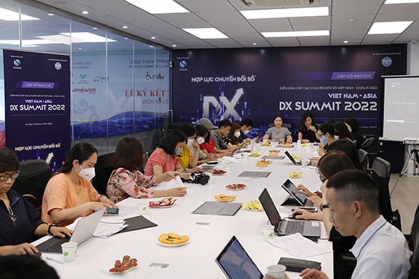 Diễn đàn Cấp cao Chuyển đổi số Việt Nam - Châu Á 2022 (Vietnam - ASIA DX Summit 2022) với chủ đề “Hợp lực Chuyển đổi số” sẽ được Hiệp hội Phần mềm và Dịch vụ CNTT Việt Nam (VINASA) phối hợp cùng Bộ Thông tin và Truyền thông tổ chức vào 2 ngày 24 và 25/05 trực tiếp tại Hà Nội và trực tuyến trên các kênh truyền thông của VINASA. 