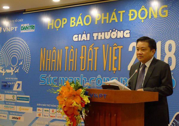 Ông Huỳnh Quang Liêm - Phó Tổng Giám đốc VNPT, đồng Trưởng Ban tổ chức Giải thưởng, đại diện Nhà tài trợ chính giải thưởng Nhân tài Đất Việt 2018 phát biểu tại Buổi Họp báo phát động Giải thưởng.