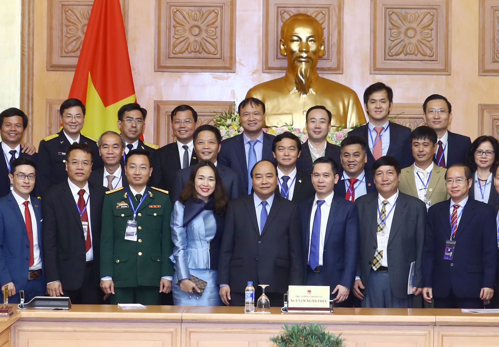 Thủ tướng Nguyễn Xuân Phúc và các doanh nghiệp có sản phẩm đạt Giải thưởng “Thương hiệu quốc gia” năm 2018.