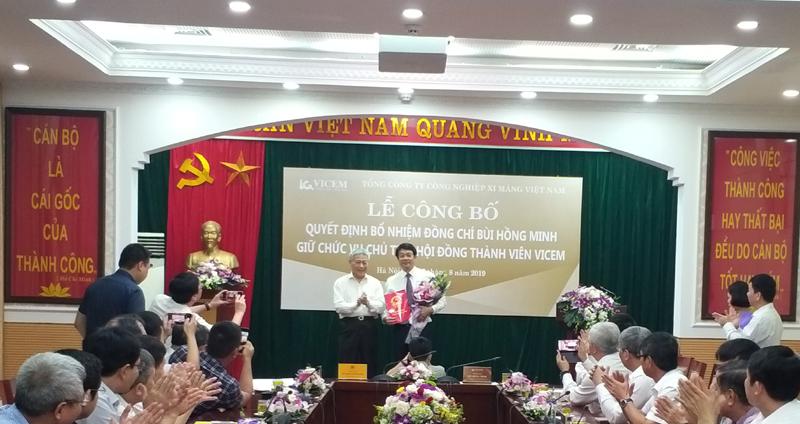 Thay mặt Bộ trưởng Bộ Xây dựng Phạm Hồng Hà, Thứ trưởng Bùi Phạm Khánh đã trao Quyết định bổ nhiệm cho đồng chí Bùi Hồng Minh.