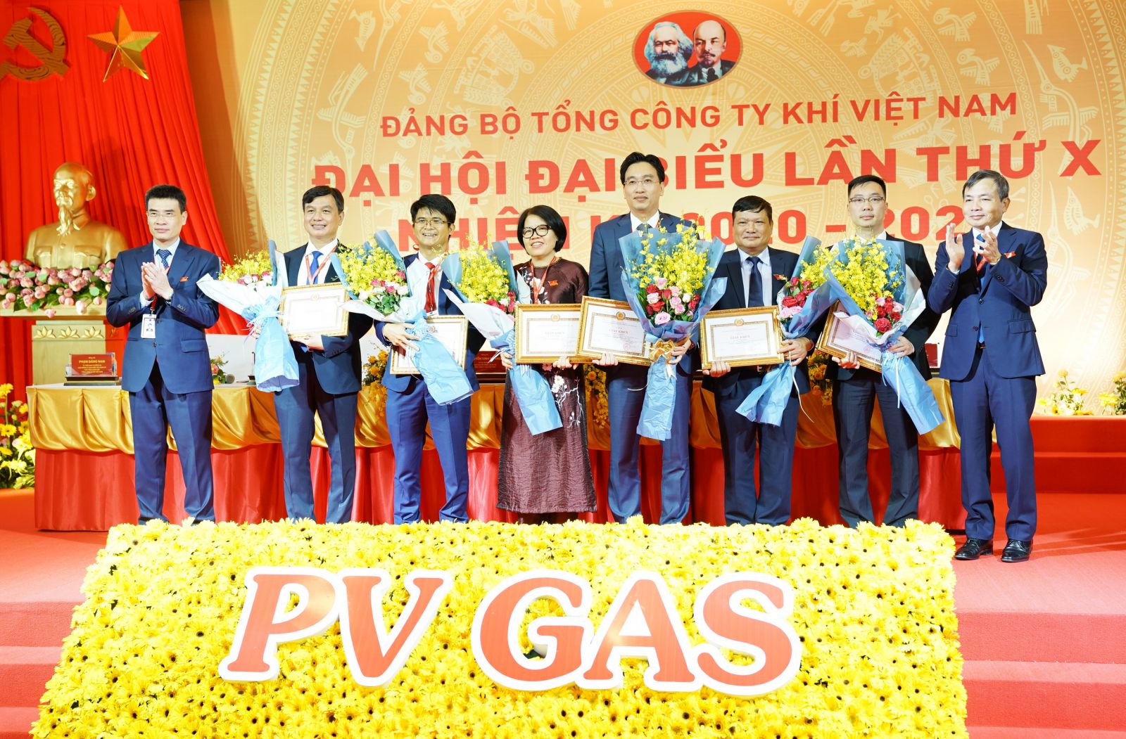 Khen thưởng các bí thư xuất sắc của các chi/đảng bộ trực thuộc PV GAS đã có nhiều thành tích trong nhiệm kỳ 2015-2020