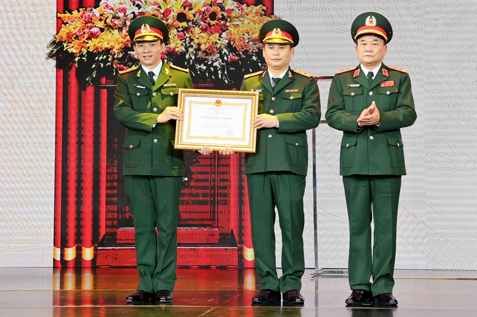 Được sự ủy quyền của Chủ tịch nước, Trung tướng Hoàng Xuân Chiến, Ủy viên Trung ương Đảng, Ủy viên Quân ủy Trung ương, Thứ trưởng Bộ Quốc phòng đã lên gắn Huân chương Lao động hạng Nhì vào quân kỳ Quyết thắng. 
