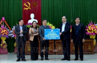 Ủy ban Trung ương Mặt trận Tổ quốc Việt Nam: Tặng quà cho người dân chịu ảnh hưởng bão lũ
