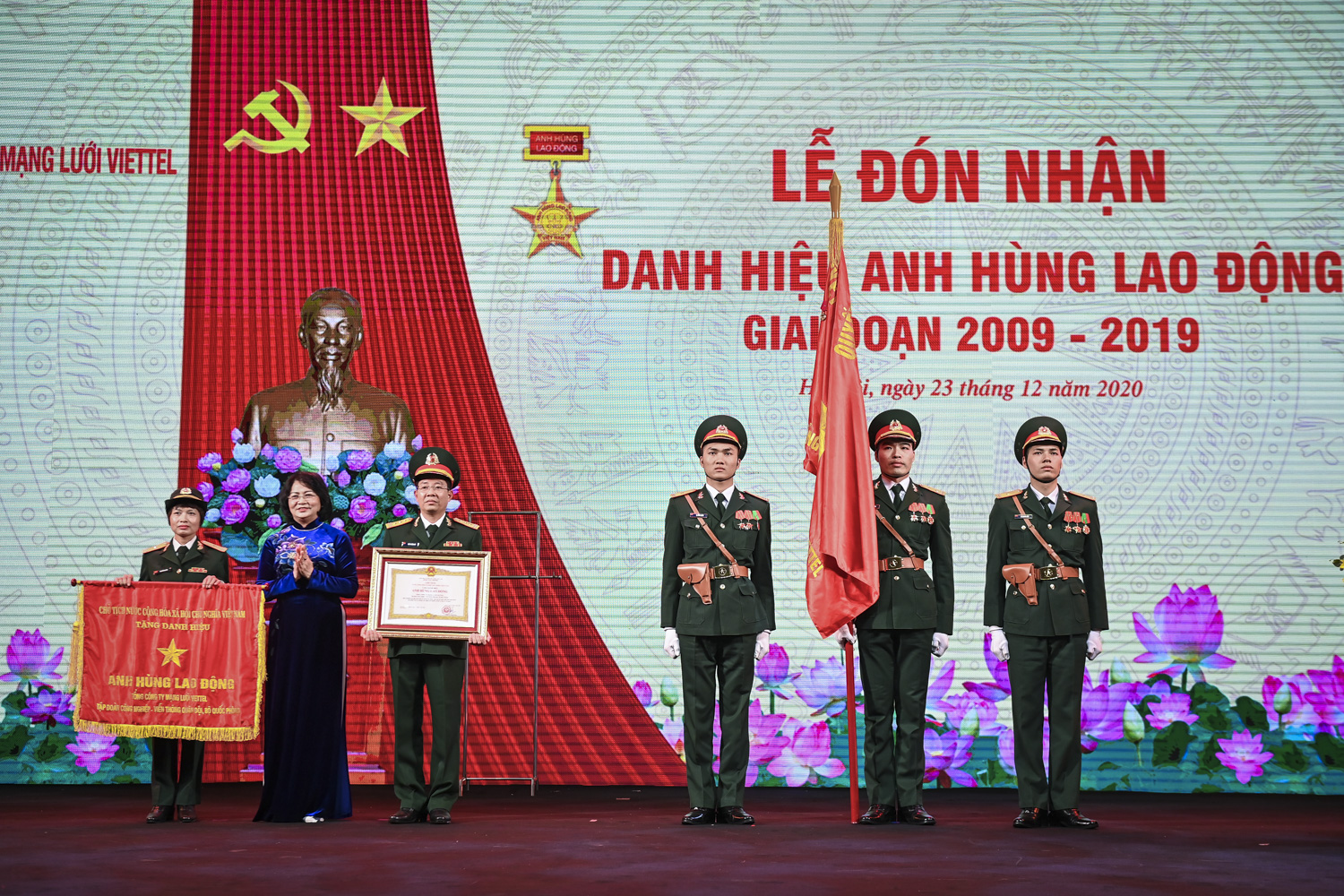 đồng chí Đặng Thị Ngọc Thịnh - Ủy viên Ban chấp hành Trung ương Đảng, Phó Chủ tịch nước CHXHCN Việt Nam đã đến tham dự và trao tặng danh hiệu Anh hùng Lao động cho TCty Mạng lưới 