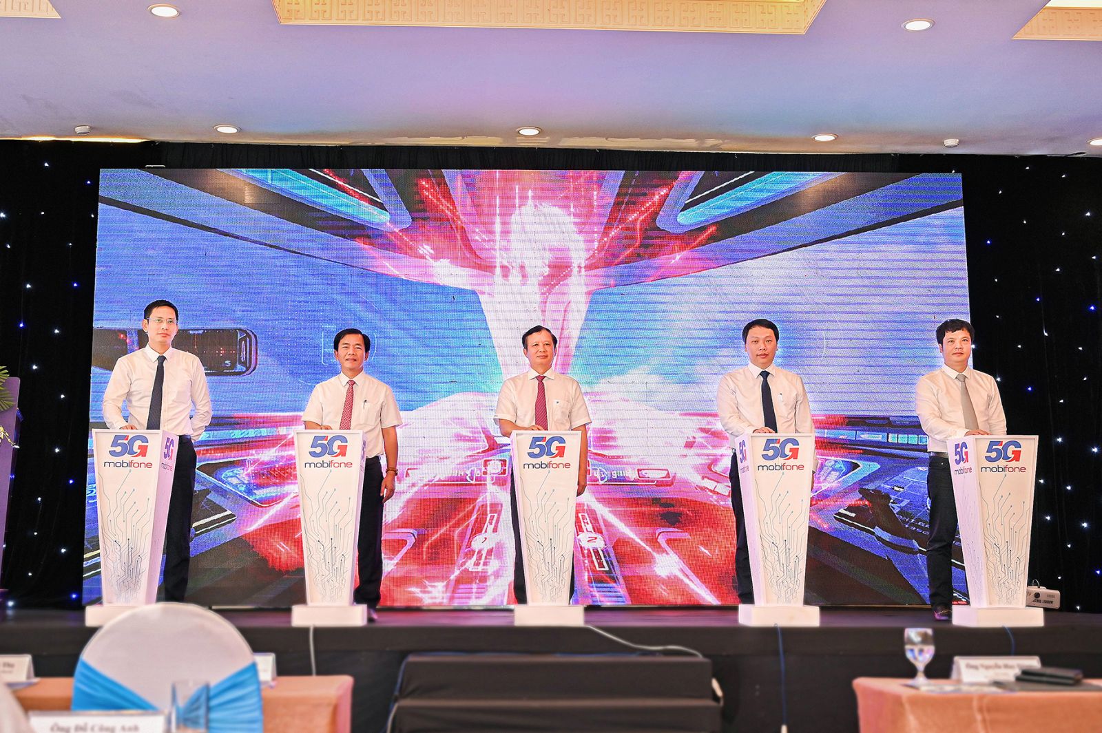 Ông Nguyễn Hồng Hiển, Chủ tịch Tổng công ty Viễn thông MobiFone cùng Lãnh đạo Bộ TT&TT, lãnh đạo tỉnh TT - Huế nhấn nút khai trương 5G tại thành phố Huế