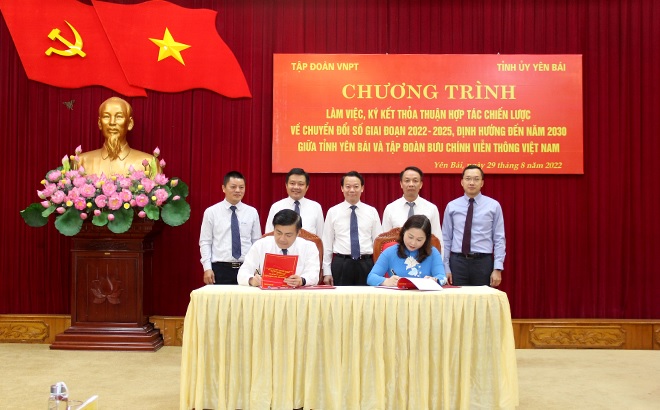 Bà Vũ Thị Hiền Hạnh Phó Chủ tịch UBND tỉnh Yên Bái và ông Ngô Diên Hy, Phó Tổng giám đốc VNPT ký kết thỏa thuận hợp tác giữa VNPT và tỉnh Yên Bái