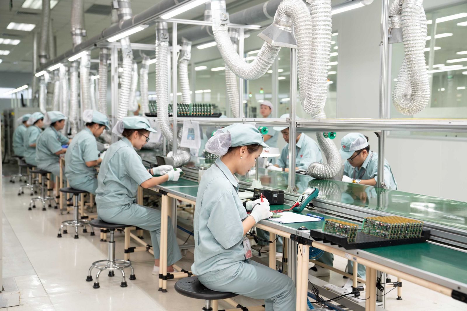 Cty con của Viettel là VMC cùng sản xuất thiết bị với các sản phẩm Make in Vietnam công nghệ cao thuộc các lĩnh vực cơ khí, điện tử, mô hình mô phỏng,