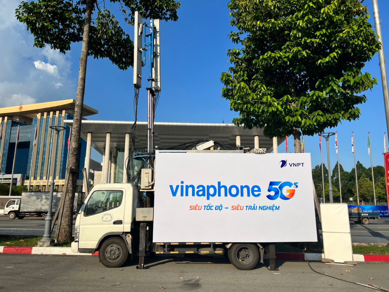 VNPT/VinaPhone đã trang bị thêm một trạm phát sóng VinaPhone 5G lưu động ngay tại Trung tâm triển lãm quốc tế WTC