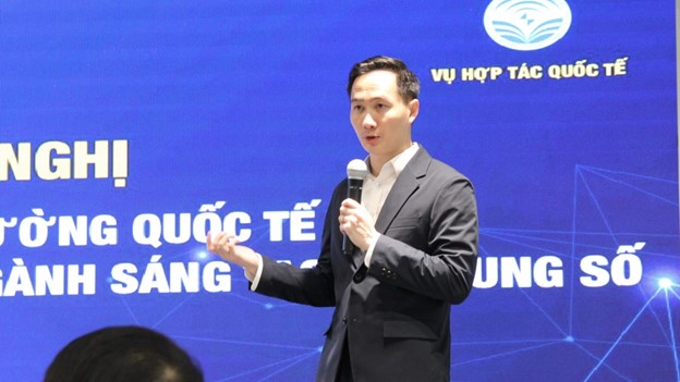 Ông Nguyễn Thiện Nghĩa - Phó Cục trưởng phụ trách Cục Công nghiệp CNTT-TT - Bộ Thông tin và Truyền thông chia sẻ thông tin tại Hội nghị