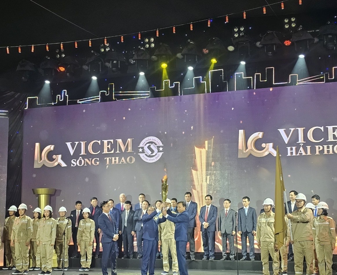 Trong không khí trang nghiêm, Tổng Giám đốc VICEM Lê Nam Khánh trao ngọn lửa truyền thống 94 năm ngành Xi măng tiếp tục rực cháy tới VICEM Hải Phòng, thể hiện quyết tâm của toàn VICEM, nỗ lực vượt khó, cán đích thành công kế hoạch năm 2024.