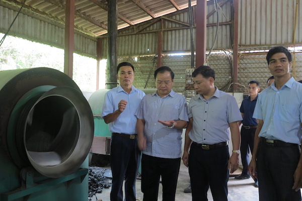Ông Mùa A Sơn, Chủ tịch UBND tỉnh Điện Biên (đứng thứ hai từ trài sang) tham quan nhà máy sản xuất chế biến chè của Công ty CP giống cây trồng Điên Biên