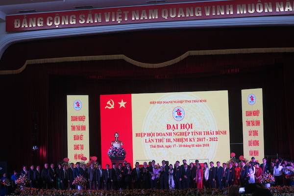 	Chú thích ảnh: TS. Vũ Tiến Lộc, Chủ tịch Phòng TM&CN Việt Nam tặng hoa ông Đỗ Văn Vẻ, được bầu làm Chủ tịch HHDN nhiệm kỳ III (2017 – 2022)	 