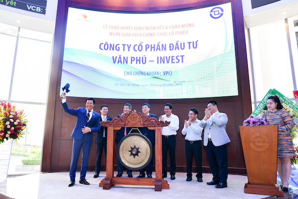 Văn Phú – Invest (mã chứng khoán VPI) đã chính thức niêm yết tại Sở giao dịch chứng khoán TP.HCM với giá tham chiếu là 43.500