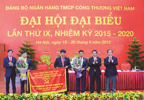 Đảng bộ Khối DNTW trao tặng Đảng bộ VietinBank cờ thi đua xuất sắc
