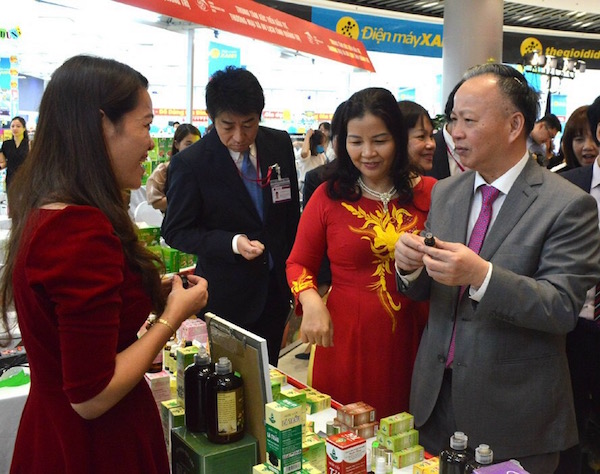 ông Nguyễn Văn Sửu, phó chủ tịch thường trực UBND TP Hà Nội; ông Nguyễn Gia Phương, Giám đốc HPA cùng doanh nghiệp Nhật Bản đi tham quan các gian hàng Hội chợ