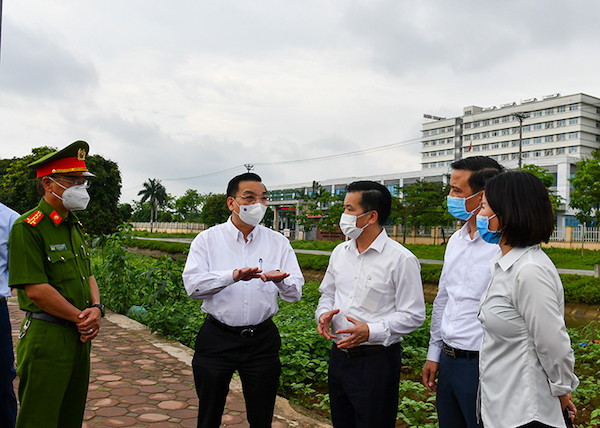 Ông Chu Ngọc Anh, Chủ tịch UBND TP. Hà Nội đi kiểm tra tình hình chống dich COVID -19 trên địa bàn Thành phố