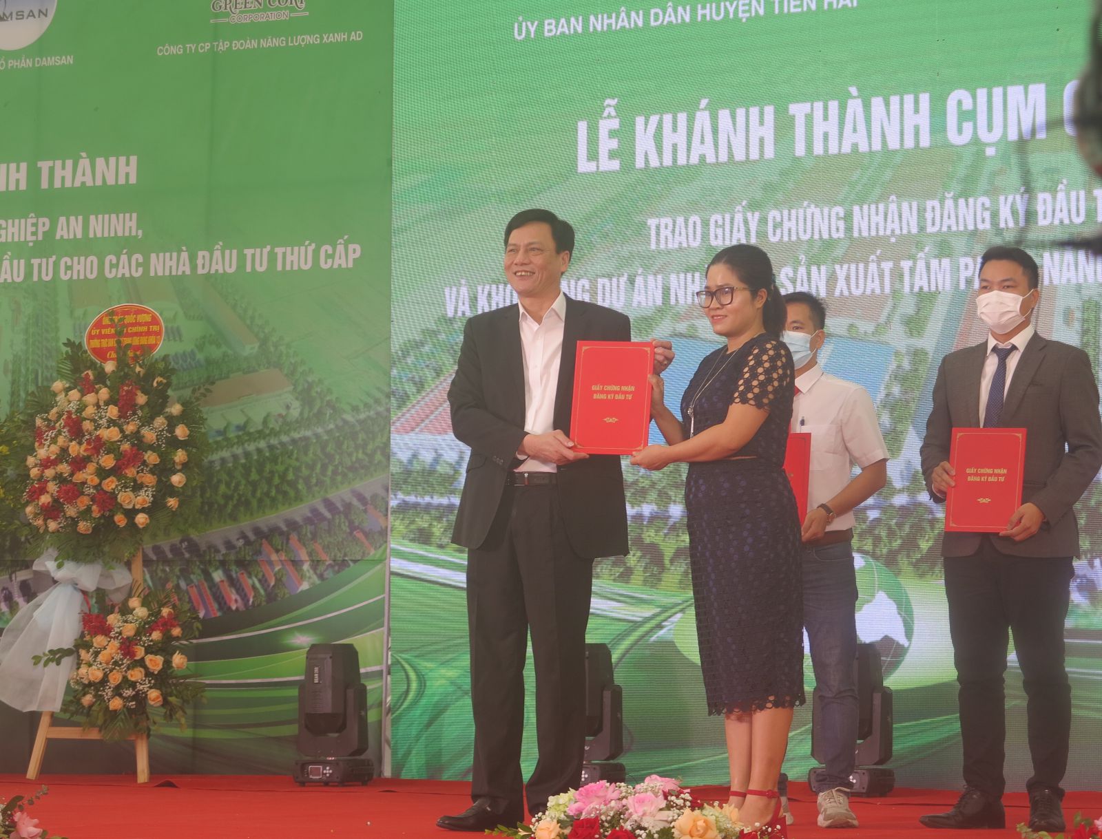 Đại diện chính quyền tỉnh Thái Bình trao Giấy chứng nhận đăng ký đầu tư cho nhà đầu tư thứ cấp 